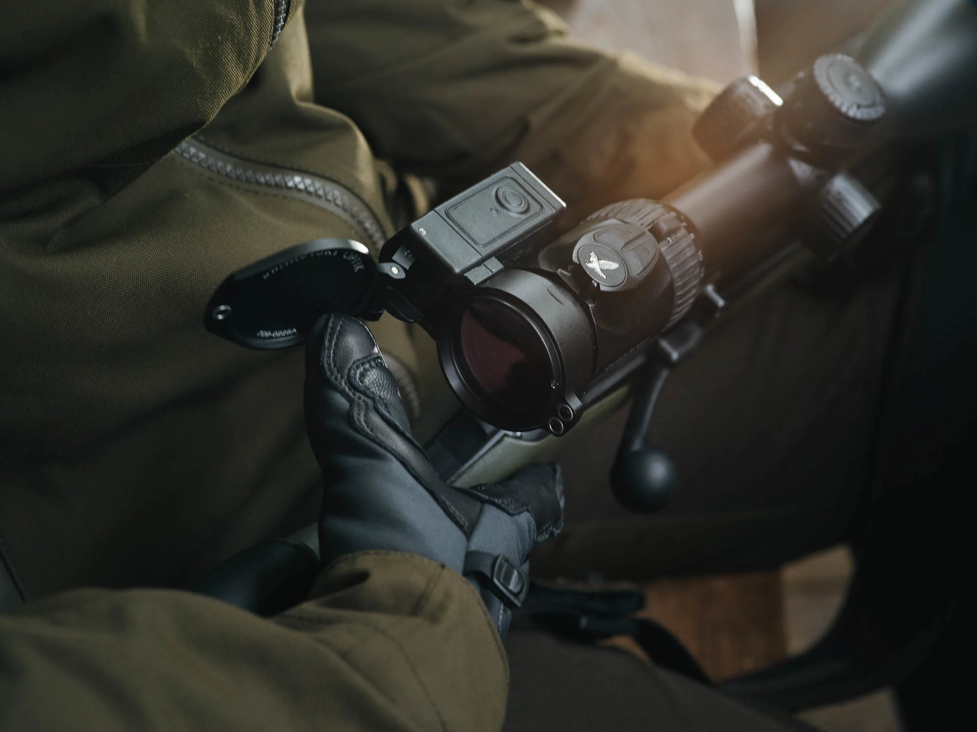 Антизапотевающая линза окуляра прицела  Swarovski AFL с крышкой купить по оптимальной цене,  доставка по России, гарантия качества